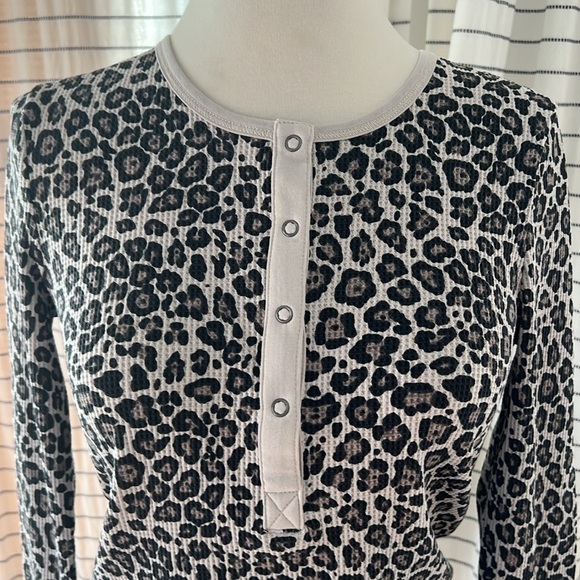 NWT Splendid Women’s Thermal Waffle Knit Henley Leopard Print Black Cream XS L - Picture 2 of 7